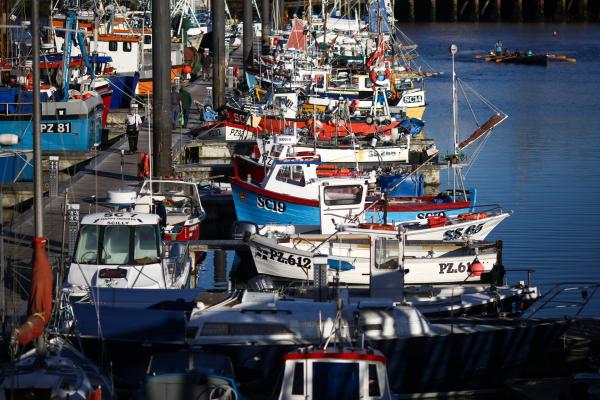 <p>Рибарски лодки на пристанището Нюлин, Великобритания на 12 август 2016. Photographer: Simon Dawson/Bloomberg</p>
