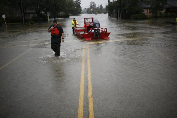 <p>Спасителна операция при наводненията в Удландс, Тексас. САЩ. 29 август 2017. Photographer: Luke Sharrett/Bloomberg.</p>
