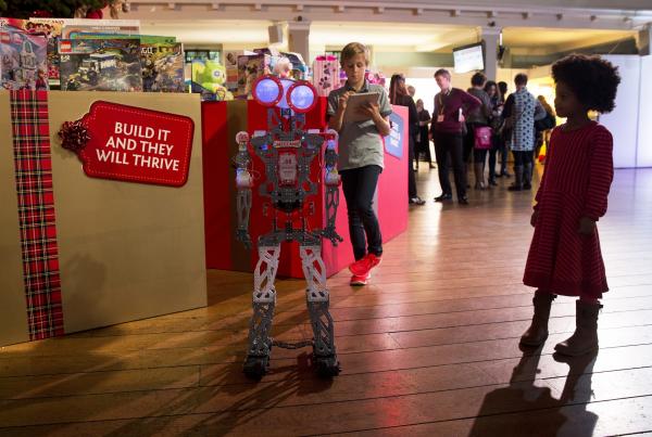 <p>Дистанционно управляем робот Meccanoid G15 KS, произведен от Meccano SA на панаира на Асоциацията на ритейлърите на играчки /Toy Retailers Association/ DreamToys 2015 в Лондон, Великобритания на 4 ноември 2015.</p>

<p>Photographer: Simon Dawson/Bloomberg</p>
