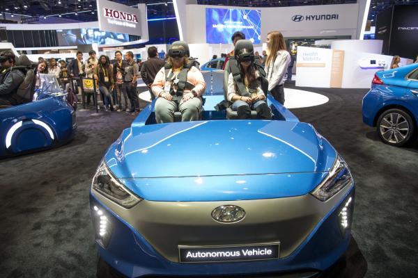 &lt;p&gt;Посетители с шлемове за&lt;a href=&quot;http://www.bloombergtv.bg/novini/2017-01-04/kak-vr-shte-izmesti-iphone&quot;&gt; виртуална реалност &lt;/a&gt;(VR) седят в автономна кола на Hyundai Motor Co. CES 6 януари 2017,&amp;nbsp; Лас Вегас, САЩ. Photographer: David Paul Morris/Bloomberg.&lt;/p&gt;
