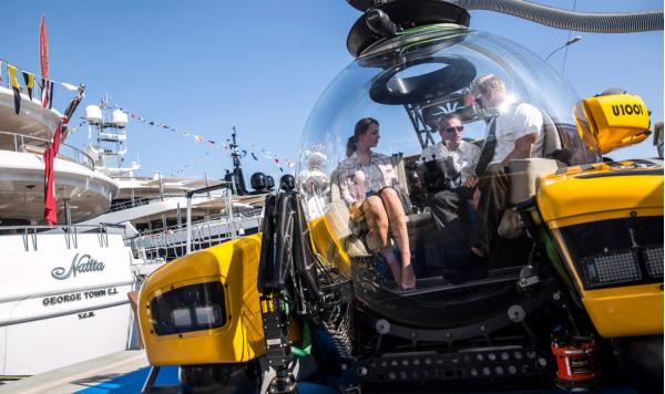 &lt;p&gt;Подводницата &lt;strong&gt;Triton3300/3 &lt;/strong&gt;на кея на изложението за луксозни яхти в Монако /Monaco Yacht Show (MYS) в Порт Еркюл в Монако в сряда, 23 септември 2015.&lt;/p&gt;

&lt;p&gt;Над 120 от най-луксозните яхти на света бяха показани в Порт Еркюл по време на 25-то издание на MYS на 23 - 26 септември.&lt;/p&gt;

&lt;p&gt;Снимка: Balint Porneczi/Bloomberg&lt;/p&gt;

&lt;p&gt;&amp;nbsp;&lt;/p&gt;
