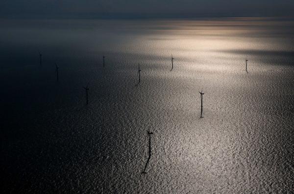 <p>Северно море: вятърни турбини на London Array offshore wind farm, партньорство между Dong Energy A/S, E.ON AG и базираната в Абу Даби Masdar в устието на Темза на 27 октомври 2015. Вятърната ферма има 175 турбини Siemens с капацитет 630MW.<br />
Photographer: Simon Dawson/Bloomberg</p>

<p>&nbsp;</p>
