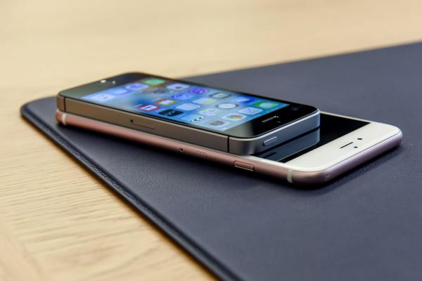 <p>Новият Apple iPhone SE върху по-големия iPhone 6 Plus.</p>

<p>Photographer: David Paul Morris/Bloomberg</p>
