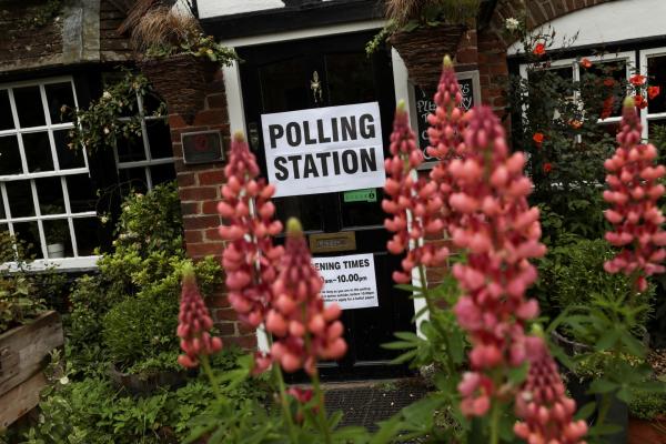 <p>Изборна секция, отворена в пъба Лисицата и хрътката, Кристмас Комън, Великобритания. 8 юни 2017. Photographer: Simon Dawson/Bloomberg.</p>
