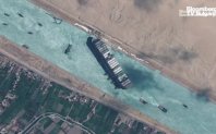 Полагат се усилия да се измести контейнеровоза заседнал в Суецкия