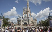 Disney освободи Боб Чапек Робърт Айгър се връща като главен