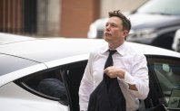 Главният изпълнителен директор на Tesla Inc Илон Мъск обмисля сериозно