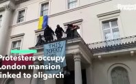 В понеделник протестиращи окупираха имение в Лондон свързано с руски