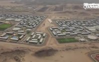 В пустинята на Саудитска Арабия между назъбени планини и блестящото