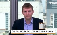 Петролът падна на декемврийско дъно след като безредиците в Китай