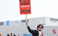 Хиляди работници в складове на Amazon в около 40 страни