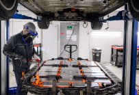 Защо се очаква световните цени на батериите да паднат отново през 2026 г.