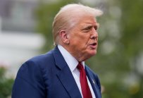 Тръмп ще "повиши значително" митата за Индия заради покупките на руски петрол