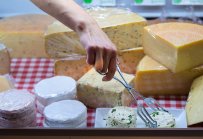 Цените на масло, мляко и сирене се понижават заради "зашеметяващо" производство