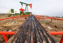 Петролът запазва спадa с фокус върху срещата Тръмп-Путин за Украйна