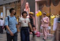 Най-слабите продажби на дребно в Китай след Covid усилват икономическите рискове