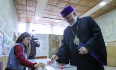 Извънредните парламентарни избори в Армения протичат спокойно