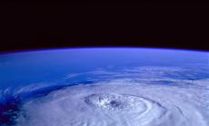 Навръх Коледа десетки хиляди филипинци се спасяват от ураган