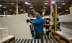 Пазарът на труда в САЩ остава устойчив, ръстът на заплатите се охлажда 