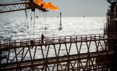 Петролът се стабилизира, докато пазарът очаква ответен удар на Иран