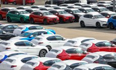 Продажбите на нови коли в Европа намаляват за десети пореден месец