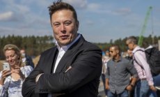 Мъск и Бърни Сандърс в ожесточен спор