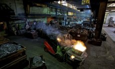 Производството по света се свива заради ограничения и проблеми с доставките