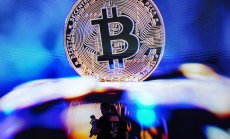 Биткойн пада с 25% от рекорда, докато разгромът в крипто се задълбочава