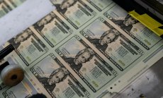 Доларът се използва за над 50% от световните финансови трансакции, заяви Swift