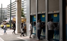 Гърция ще наложи таван на банковите такси за парични преводи