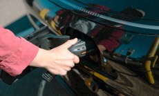 Отмяната на данъчните облекчения за EV създава противоречиви настроения в САЩ