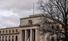 Фед очаква лихвите да останат високи за известно време и намаления през 2024 г.