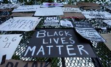 Културният дебат в САЩ е заплашен от политиките за идентичност и протестите срещу расизма 