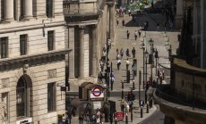 Понижението на лихвите и пазарният хаос спряха ръста на лирата