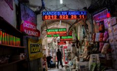 Лирата се търгува близо до най-високата си от 2 седмици стойност 