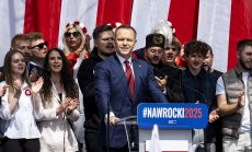 Десният кандидат Карол Навроцки печели балотажа за президент в Полша