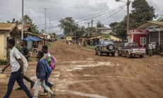 Хунтата в Габон укрепва позициите си, докато сваленият лидер призовава за помощ 