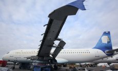 Русия вече разглобява самолети за части под удара на западните санкции