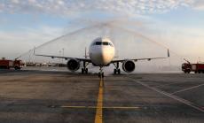 С воден салют посрещнаха първия чартър на „България Еър“ в Тел Авив