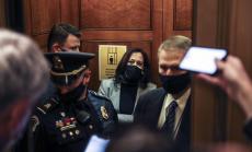 Разделеният сенат дава на Камала Харис ролята на помирител 