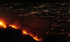В Лос Анджелис избухна нов пожар, жертвите и щетите нарастват