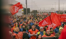 Синдикатите и VW отново преговарят на фона на още скъпи за компанията стачки 