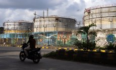 Петролът се стабилизира, фокусът се измества към срещата на Зеленски с Тръмп