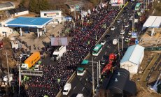 Южна Корея нареди на стачкуващи шофьори на камиони да се върнат на работа