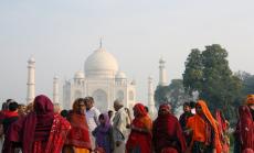 Индия се опитва да спре разпространяването на фалшиви слухове през чат платформите