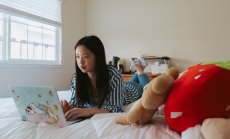 Почти половината от всички млади американци живеят с родителите си