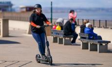 Електронните скутери се обръщат към AI, за да намалят инцидентите с пешеходци