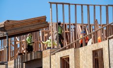 Строителите на жилища се борят с екологичните изисквания, губещи са клиентите