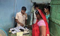 Най-голямата програма за прехрана е спъната от старите демографски данни в Индия