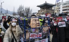 Южнокорейските следователи искат заповед за арест на президента Юн